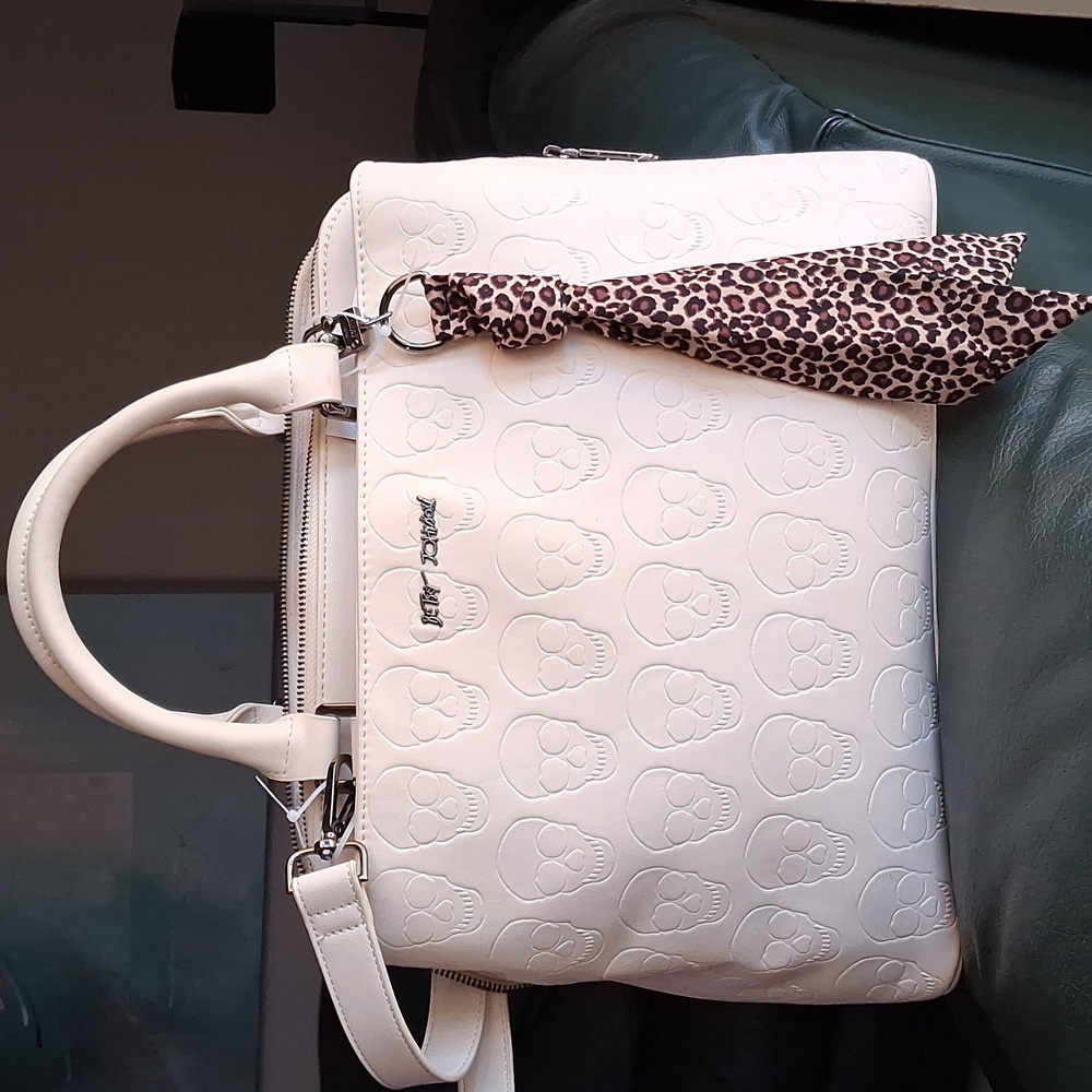 BETSEY JOHNSON Chalk color with Embossed Skulls & Bandana Purse. NWT. - Picture 15 of 15